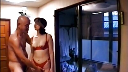 Verheiratete russische Frau spreizte ihre Oberschenkel vor dem Sohn ihres Freundes kostenlose pornofilme mit reifen frauen