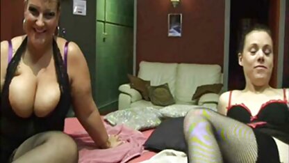 Muskulöser Kerl bewundert sich selbst beim ficken einer sex videos mit reifen frauen Blondine auf einer webcam